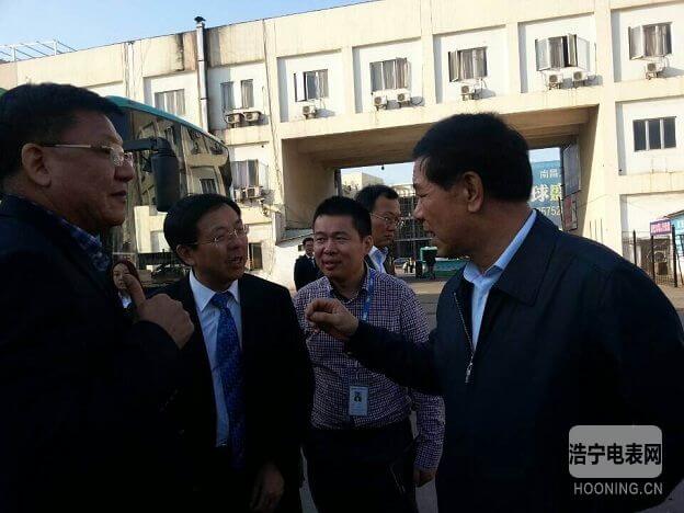 江西省常委、常務(wù)副省長莫建成參觀由科陸電子參與建設(shè)的國內(nèi)首個民間資本投資新能源汽車充電站
