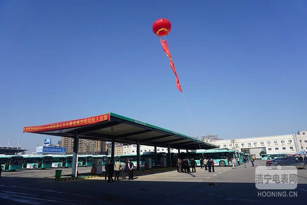 江西省常委、常務(wù)副省長莫建成參觀由科陸電子參與建設(shè)的國內(nèi)首個民間資本投資新能源汽車充電站